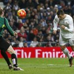 Ronaldo trở thành kiểu chân sút 'khôn nhà dại chợ'